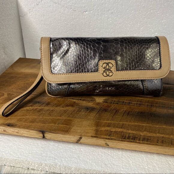 Guess Metallic Clutch Pewter Purse with strap - Picture 1 of 7